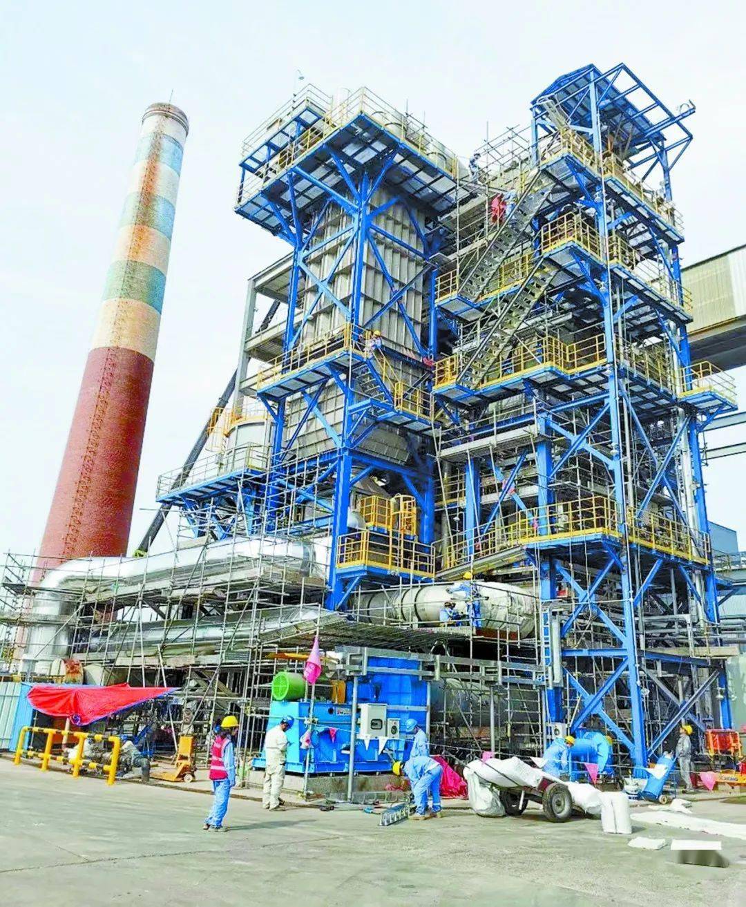 卓能新能源公司生产车间,工人正在安装电池.