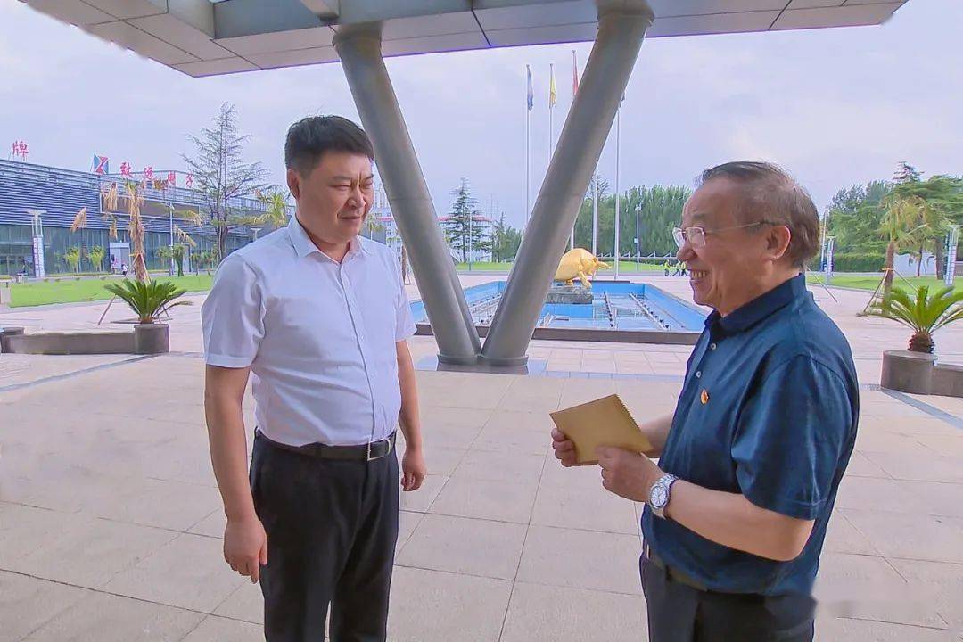 在"七一"建党节即将到来之际,6月28日,市委书记孙建铎到陵阳镇和姚村