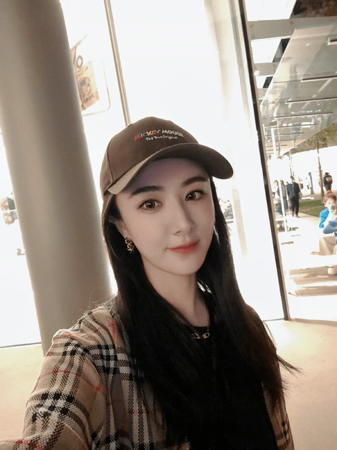 带货女王薇娅,身材不输现在女团,一双腿又细又直,教你练同款_地面