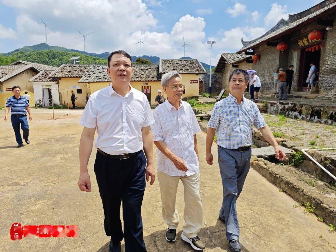 北海客家联谊会名誉会长张九先,北海客家联谊会长李德全等领导陪同下