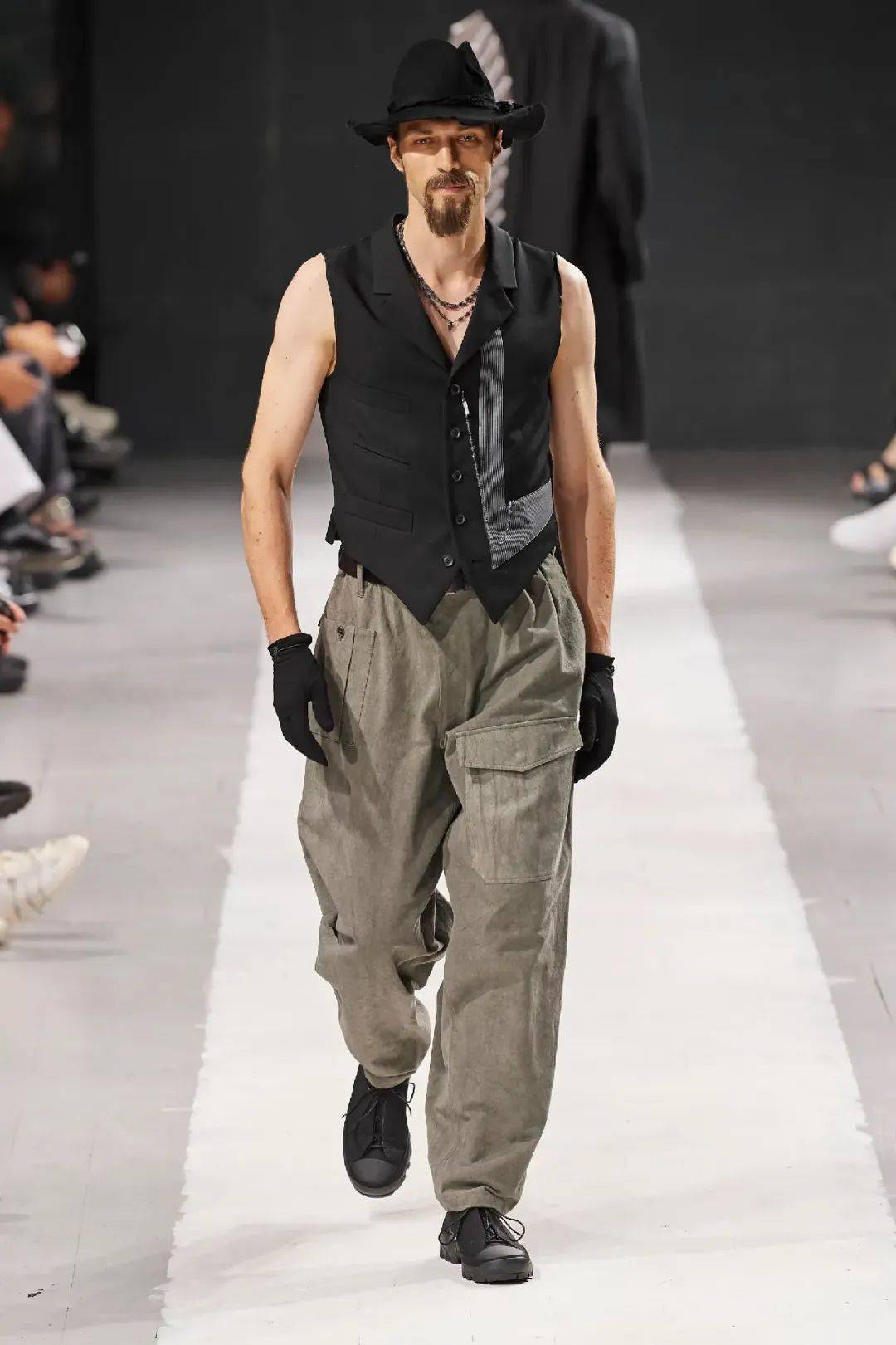 山本耀司也开始玩起色彩了!