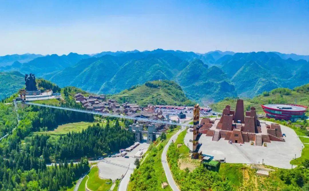 独占野玉海中心地带的海坪风情小镇,建有大量彝风古韵,特色浓郁,别具