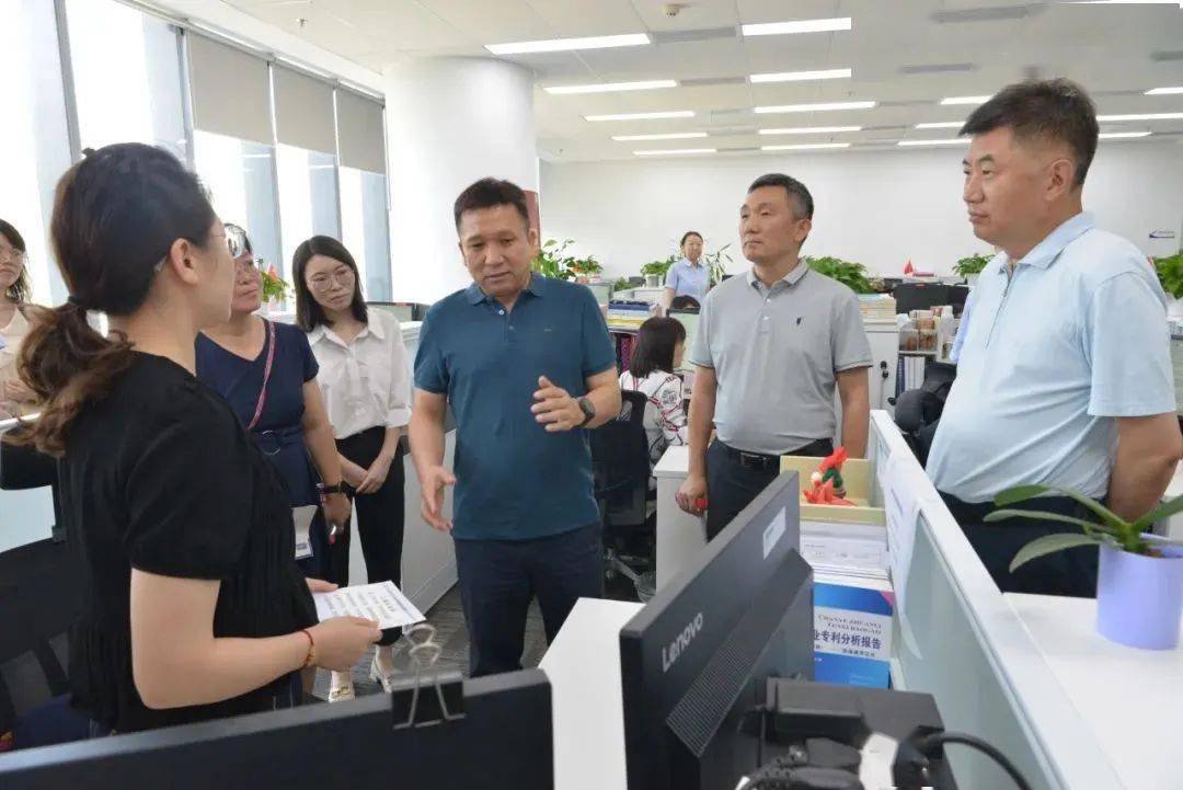 刘铭一行参观了北京保护中心知识产权综合服务窗口,知识产权巡回审判