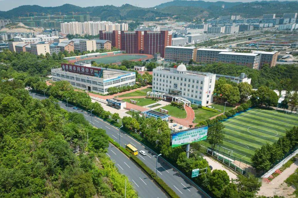 贵阳市育强中学是经贵阳市教育局批准成立的一所民办高级中学,位于