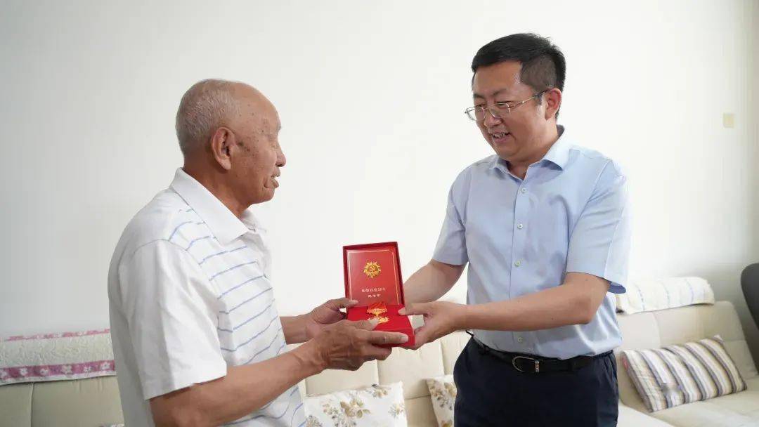 雷海说,老党员是我们党光辉历程的参与者,奋斗者