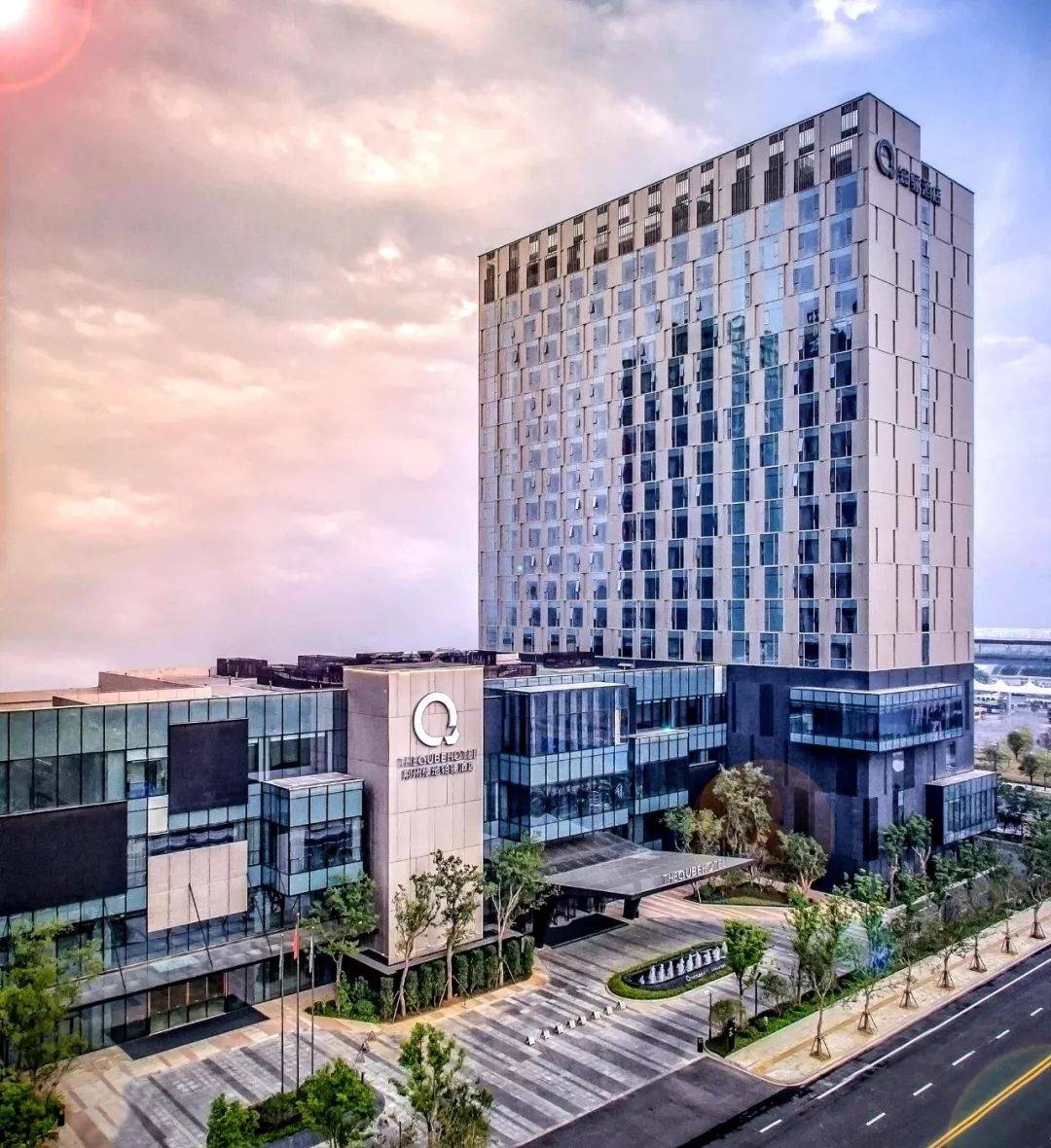 荆州绿地铂骊酒店酒店配有279间舒适温馨的客房,装修时尚典雅,配以