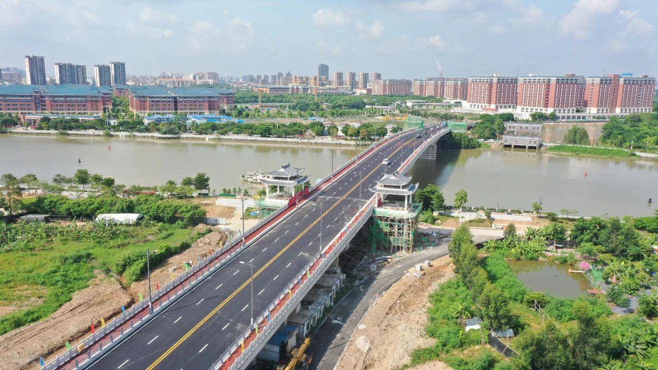 据了解,麻涌镇共有竣工项目共18个,涵盖华阳湖大桥,规划十三路,古梅第