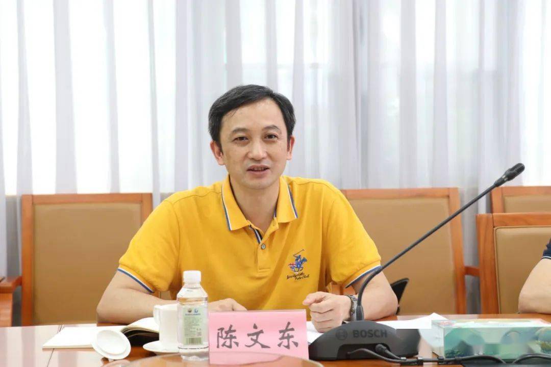 市统计局党组书记,局长陈文东一行与镇党委副书记,镇长邓柏松,镇党委