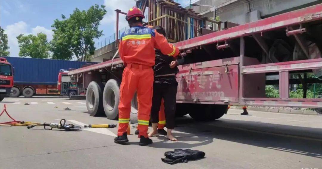 紧急时刻 | 大货车压人!佛山消防马上出动!_人员_救援_驾驶员