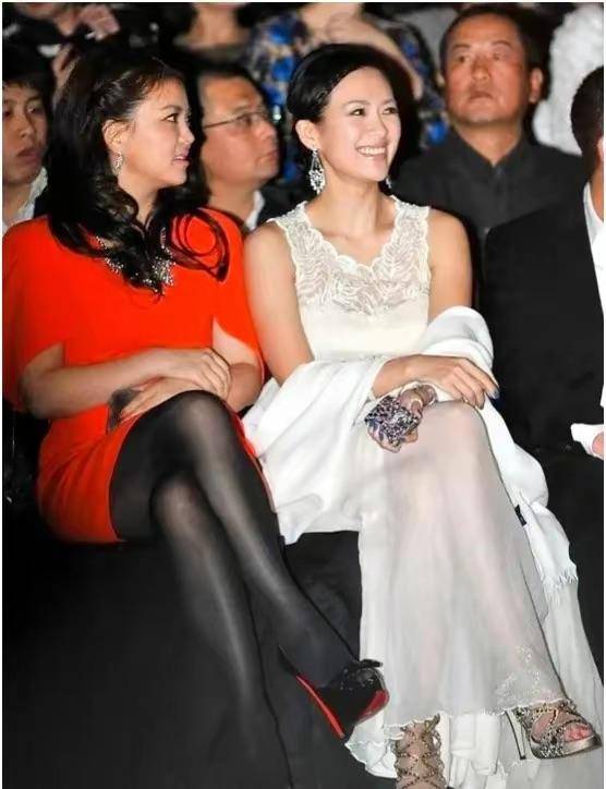 章子怡李湘罕见同框,一个穿白裙显廉价,另一个红裙黑丝超贵气_造型