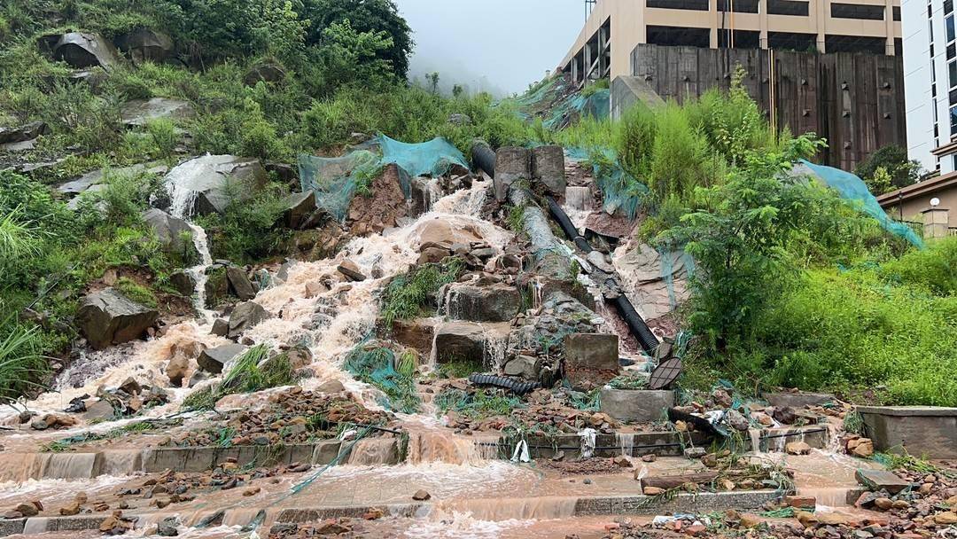 四川达州发布暴雨橙色预警 中心城区部分街道出现积水和边坡滑坡_通川