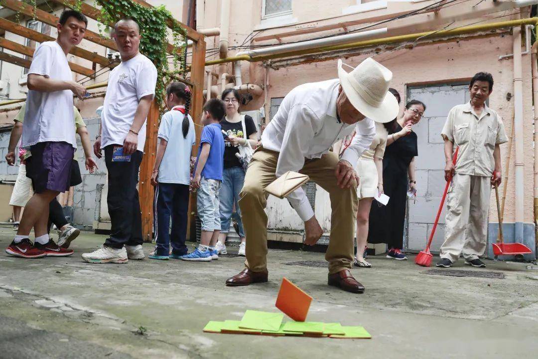 花……"蓬莱路388弄小西门小区的弄堂里,一段熟悉的沪语跳皮筋童谣声