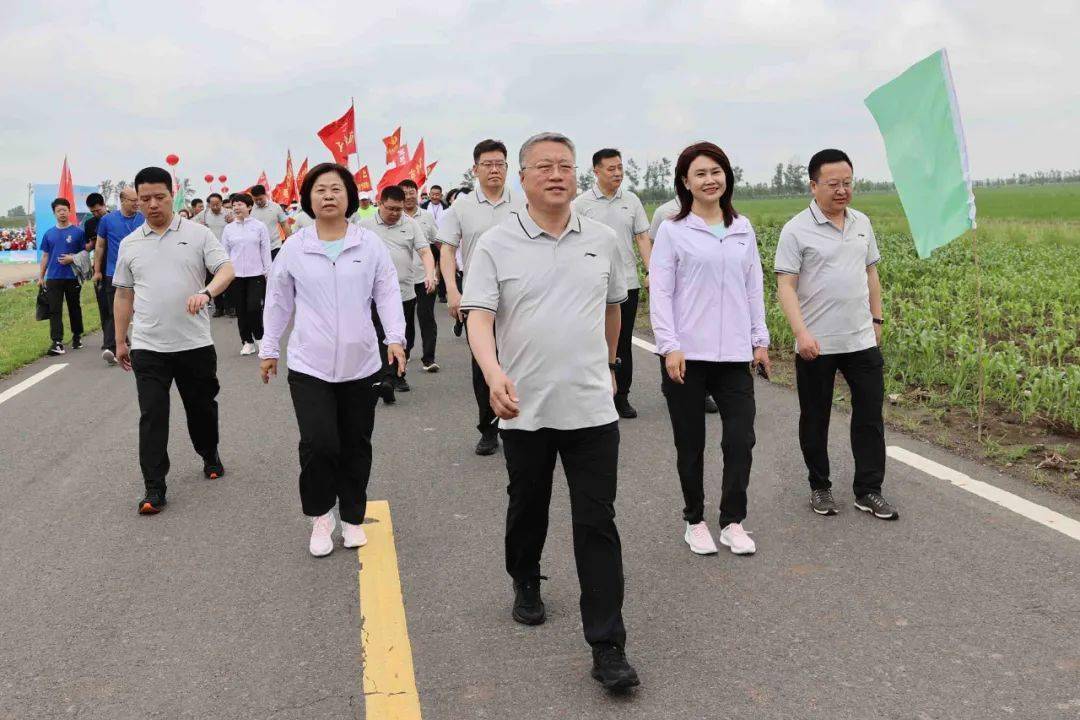 伴随着发令枪清脆的声响,由梁庆民,郝旺,许志东,佟宁等领导带头开始