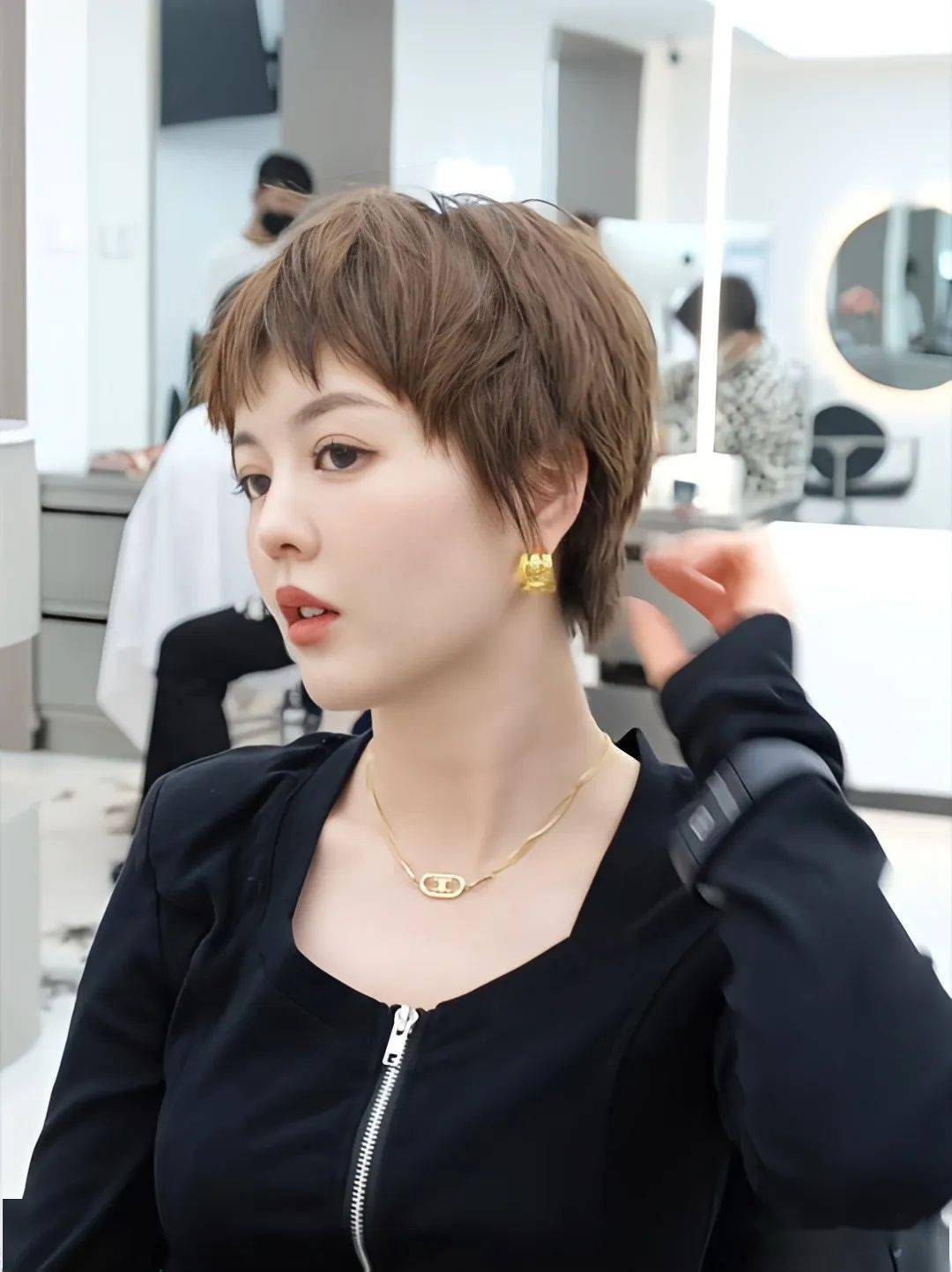 这是一款超酷的超短发发型形似无意间把头发剪豁了一样其实是专门