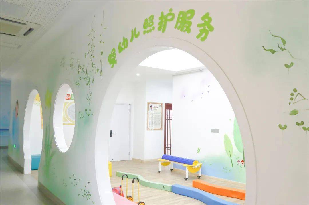 小布了解到,特殊婴幼儿照护服务驿站内的托育服务团队由儿保医生,康复