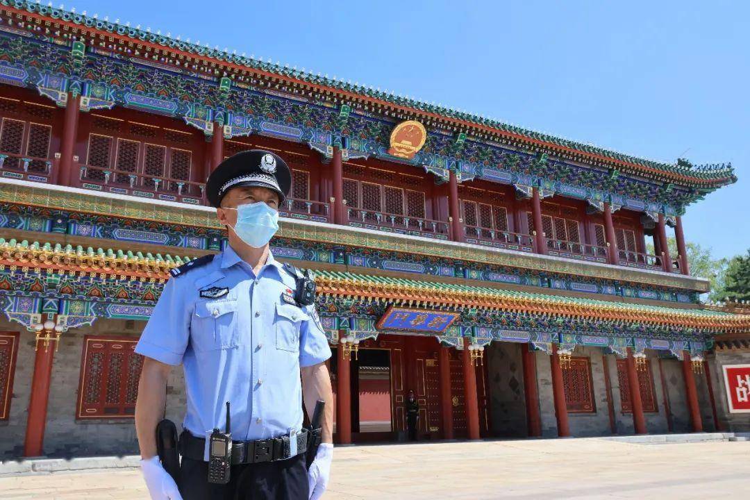 顶着太阳,带你感受火热的北京警察!_刘建新_步行街_天安门广场