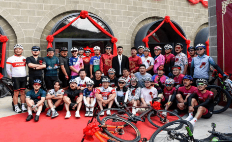 婚礼简办 爱不简单 佳县"骑行婚礼"甜爆全城_单车_姜海涛_武一平