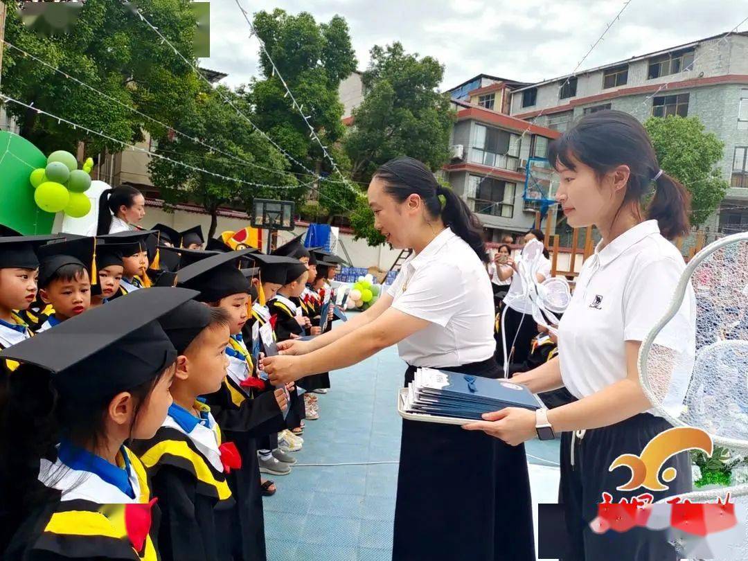 县幼儿园集团举行大班毕业典礼活动_生活_音乐_中心