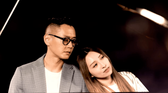 此外,喜欢唱歌的张振朗,这次为《灵戏逼人》献唱插曲《似梦迷离》,并