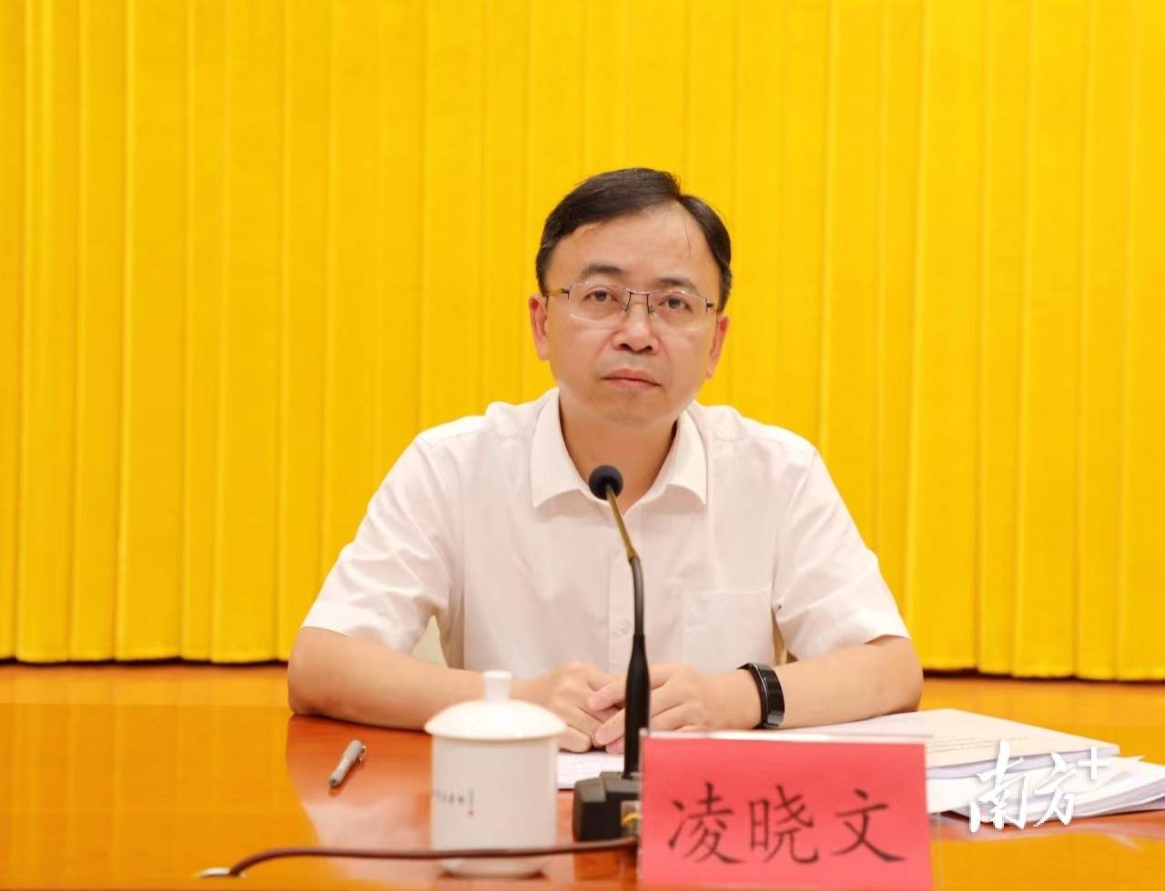 县委书记黄增国出席会议并讲话,县委副书记,县长凌晓文主持会议.