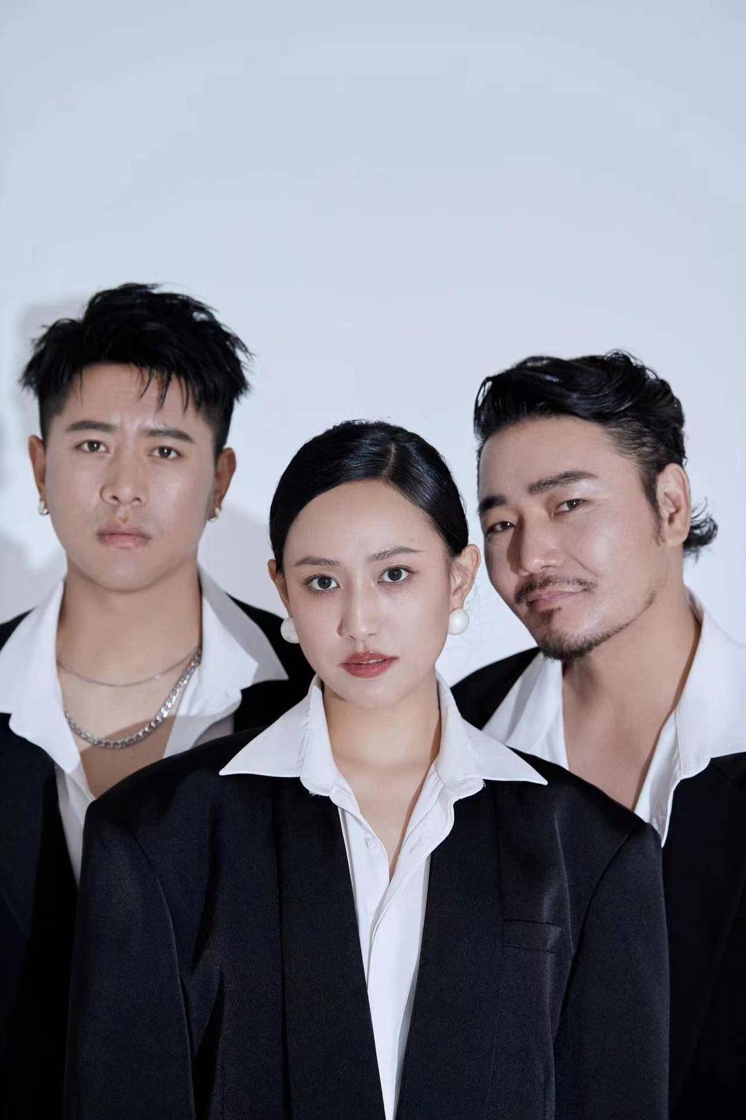 阿吉太组合由队长蒙古族男歌手萨琪拉彝族女歌手迪莫彝族唱作人