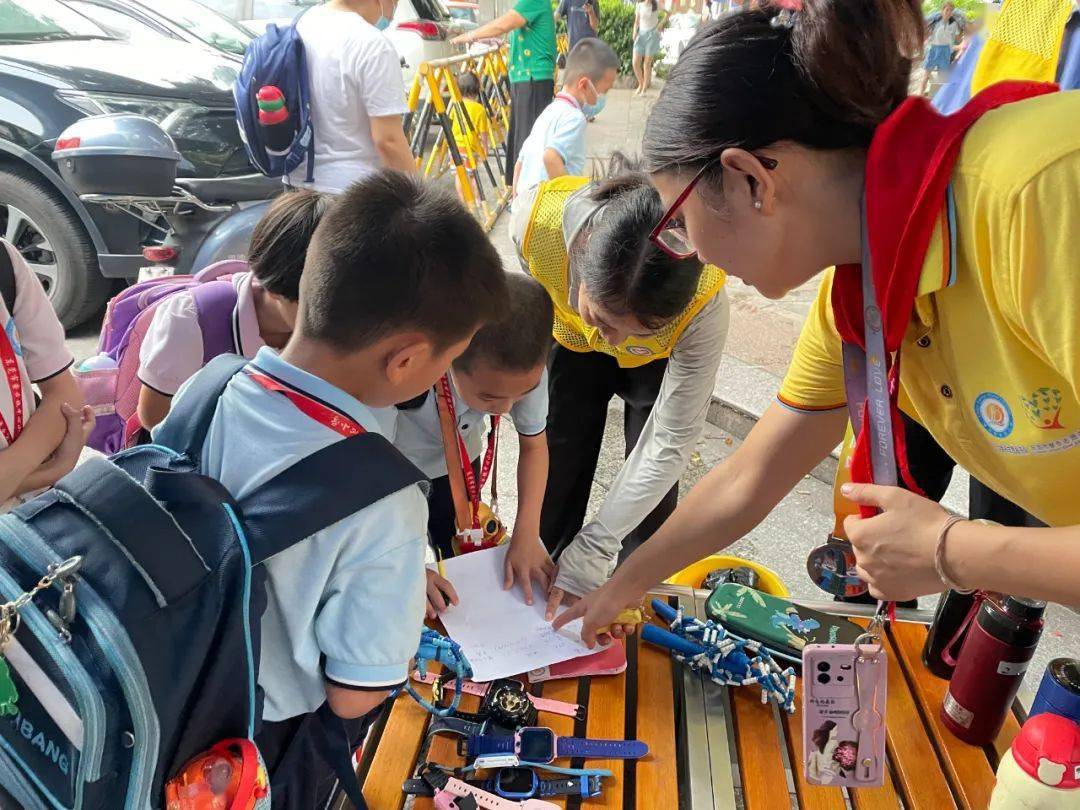 【慧美有你 志愿同行】——寮步镇中心小学家长志愿者服务队组织开展
