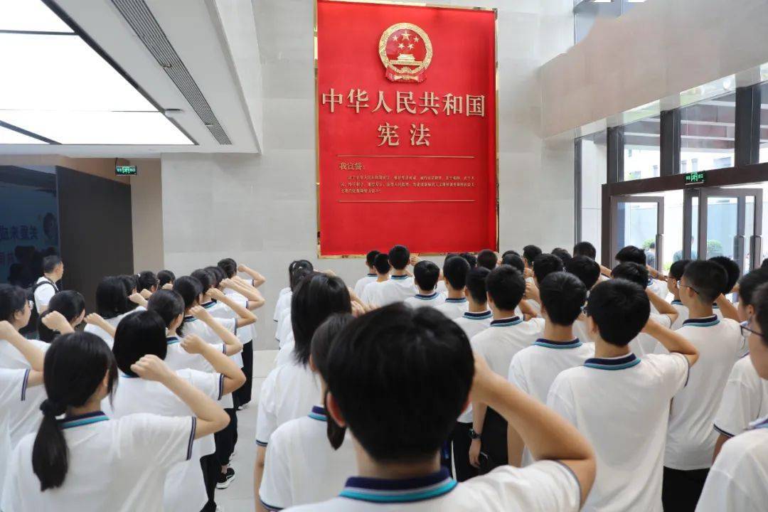 同学们回到序厅,面对宪法墙进行了宪法宣誓,深深体会法律的威严