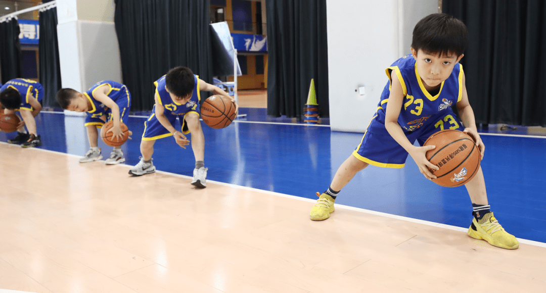 浔兴青训营暑期班开营 乌克兰男篮助理教练执教_篮球_专业训练_基础