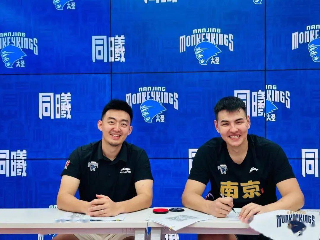 身高204cm,体重108kg,司职前锋,毕业于著名的乌鲁木齐101中学