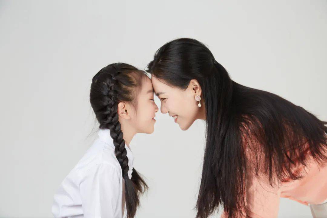 她每天左思右想,晚上睡不好,白天不能集中精力学习,成绩一落千丈,精神