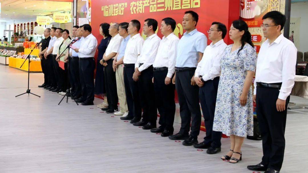 省人大常委会原副主任石作峰参加仪式并与县委书记许树德共同为直营店