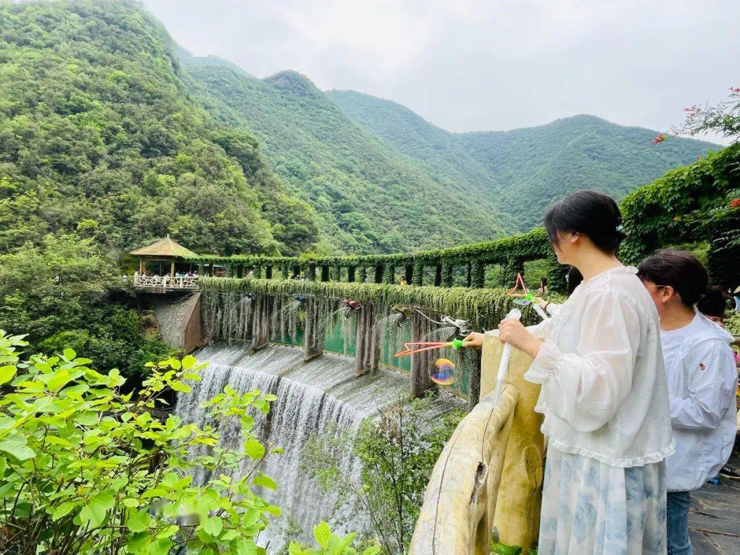 陕西千人旅游团走进郧西五龙河风景区_革命_红色之旅_根据地