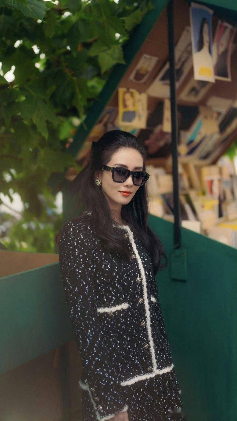 刘诗诗巴黎时装周生图曝光 黑色小香风穿搭温婉贵气_法国巴黎_高定