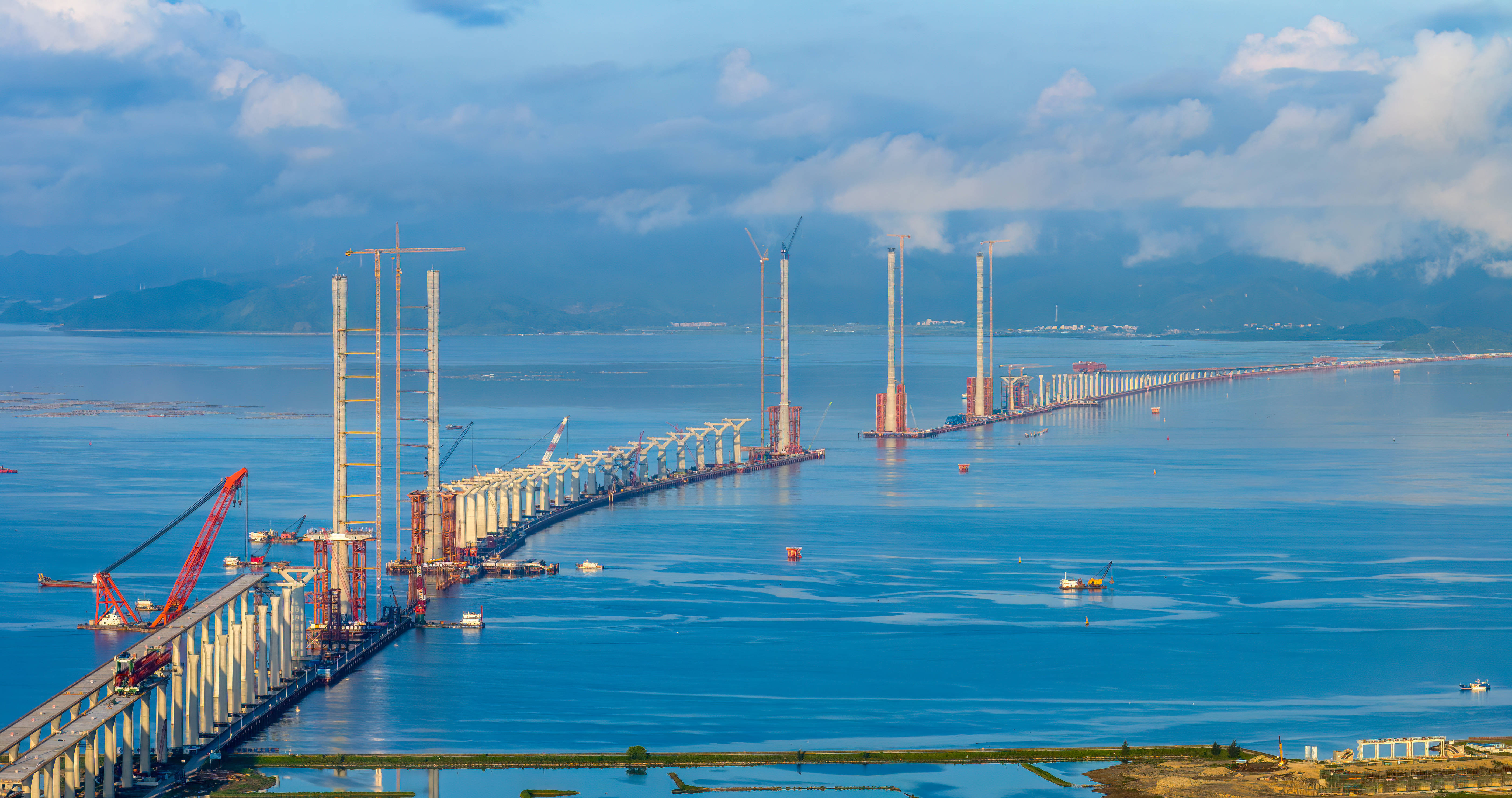 黄茅海大桥和高栏港大桥的辅助墩与过渡墩以及中引桥桥墩均采用整幅式