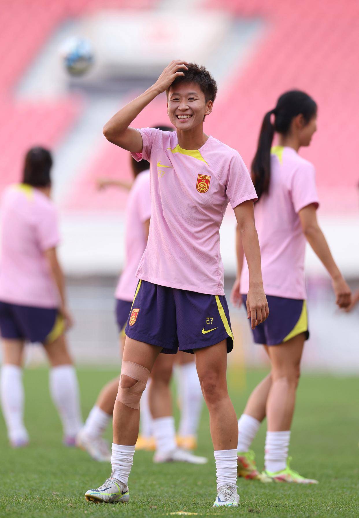 来百度app畅享高清图片7月5日,中国女足队员娄佳慧在训练中.