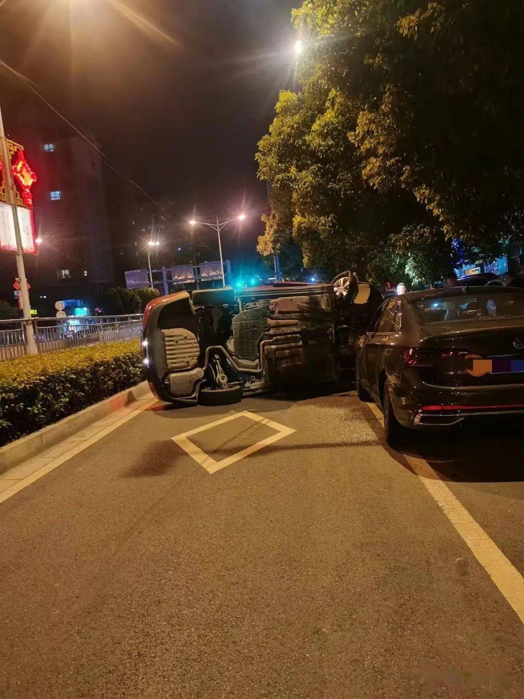 突发!今天凌晨,大厂健民路上发生交通事故!一小车侧翻,轮胎爆了