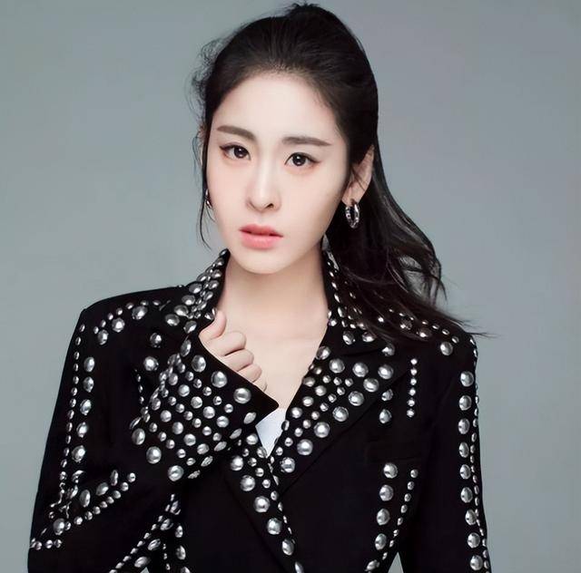 张碧晨这一系列举动的起源可追溯到她与华晨宇共同参加综艺节目《偶像