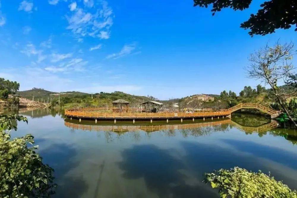 更有5d玻璃桥,空中漂流,五彩滑道等里面不仅有秀丽的风景有一个如诗