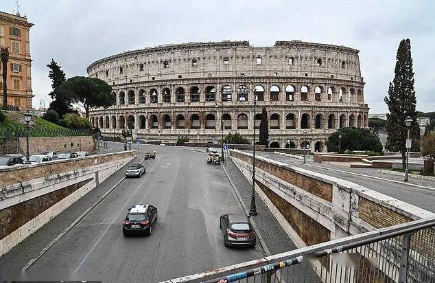 男子在罗马斗兽场古墙刻字向女友示爱,被曝光后惹众怒,恐坐5年牢?