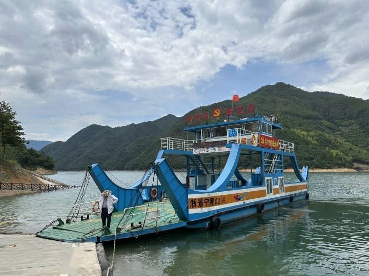 "呜呜呜……"清晨6点,汽笛在丽水景宁县千峡湖水库的绿水青山间响起