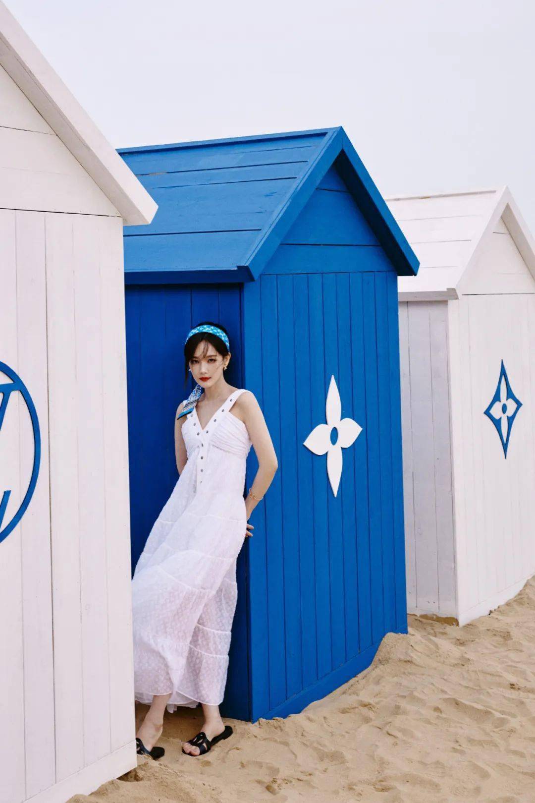 李一桐summer碧蓝澄澈的海水,蕴藏缤纷多彩的水下世界;质朴洁净的白色