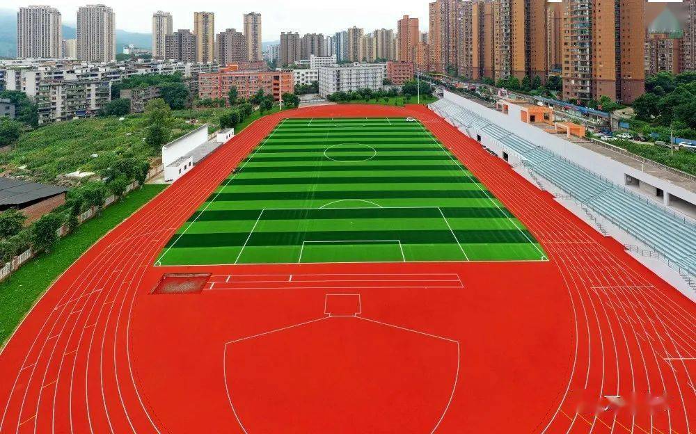 送上几张美图,该校的标准田径运动场已基本完工,记者在104中学看到