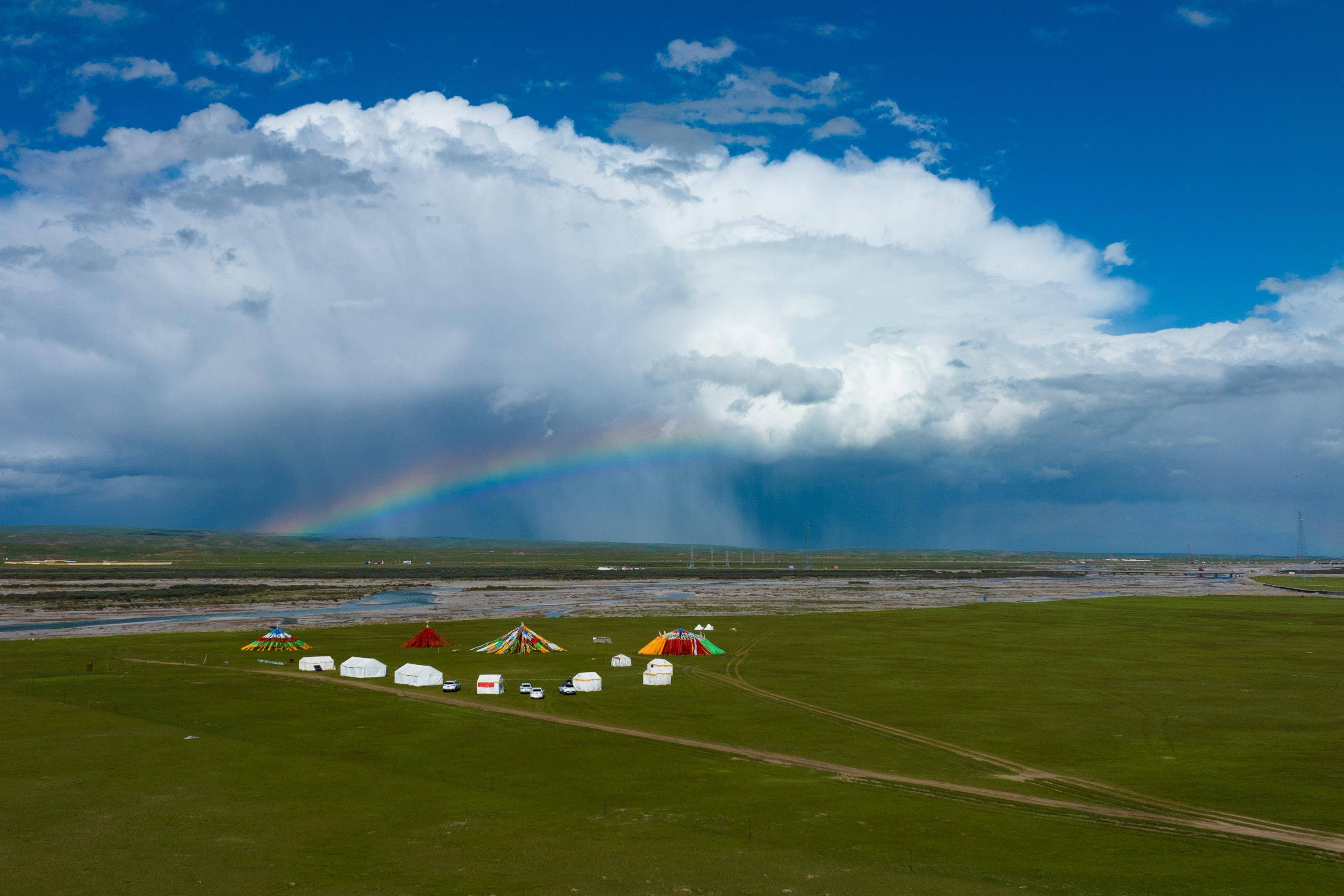 这是7月6日在天峻草原上拍摄的生态旅游营地(无人机照片).