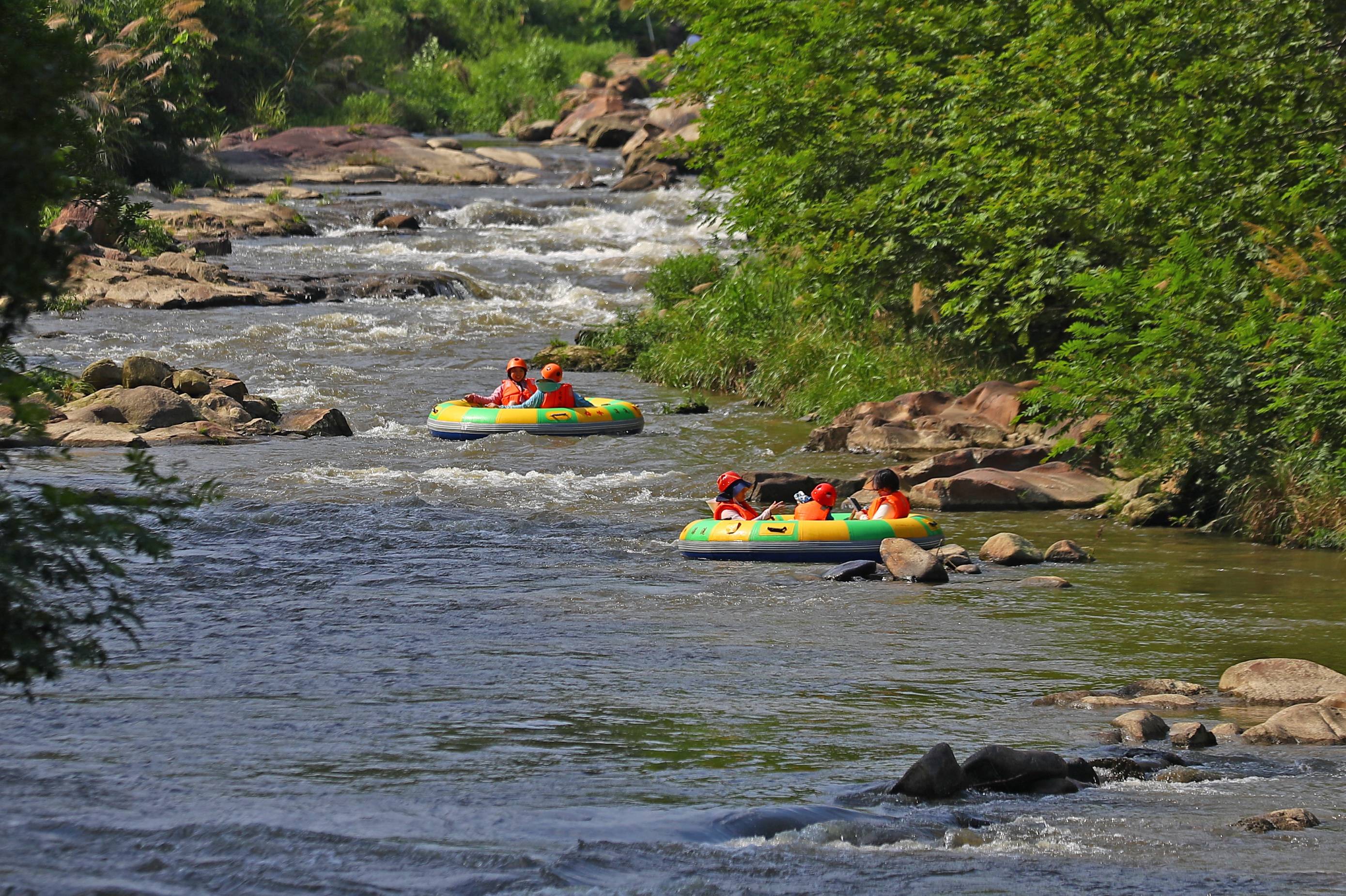 江西南昌市民峡谷漂流享清凉_中新社_梅岭_节气