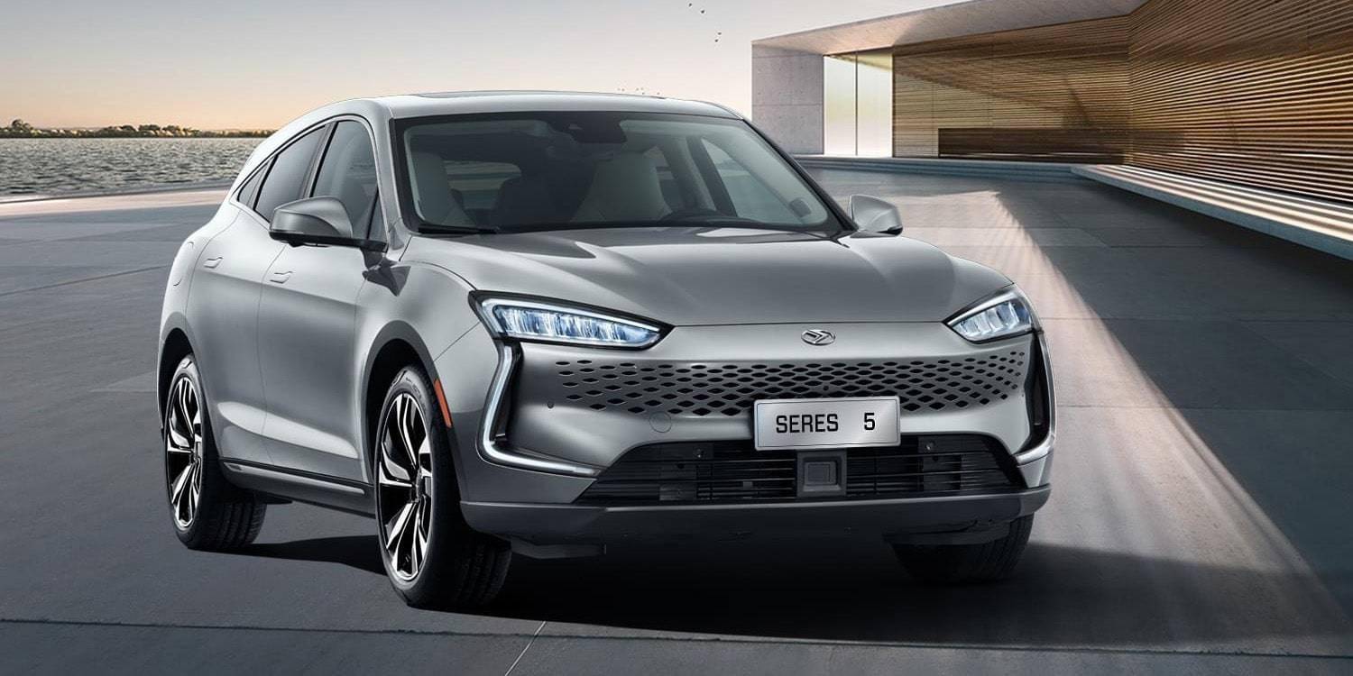 这款中型 suv 在中国提供混合动力车型 seres sf5,并将在欧洲作为纯