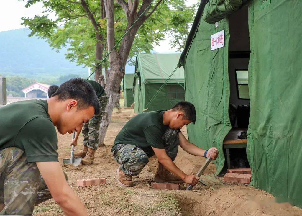 帐篷,挖水沟,通水电……官兵们第一时间展开安家设营到达驻训地后安家