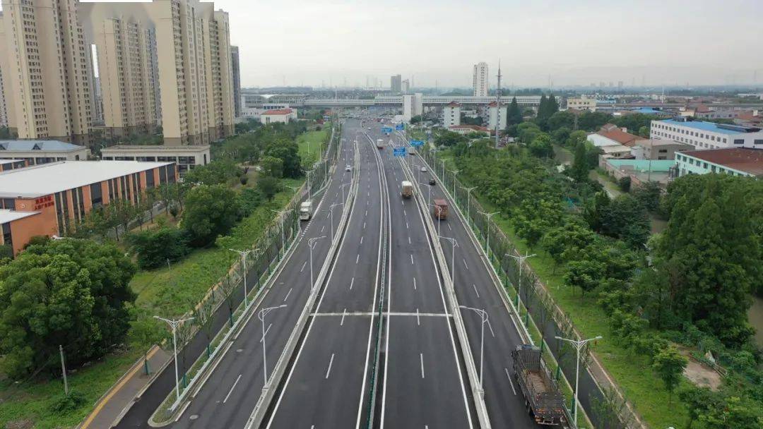 看看大叶公路(沪杭公路-金海公路)高架段临时通车后什么样→_奉贤