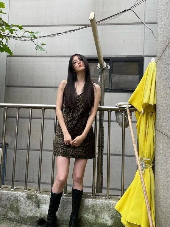 伊周星潮流丨韩素希要演丑女?_韩姐_black_all