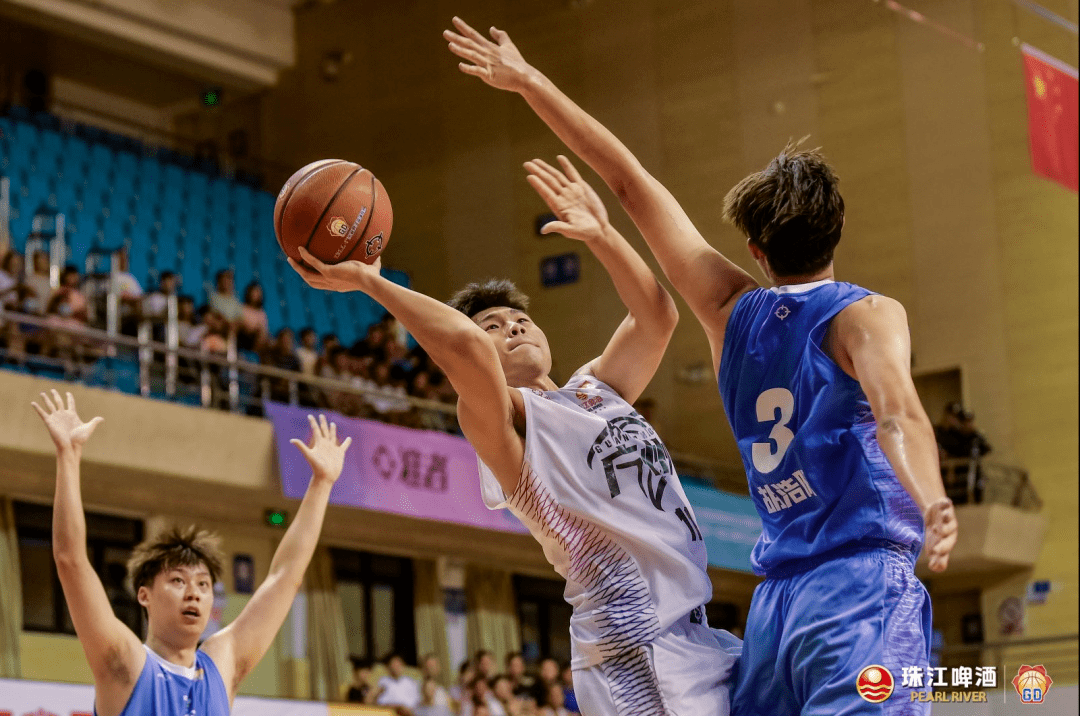 随后深圳队齐煜东,宋中华先后发炮连得五分.