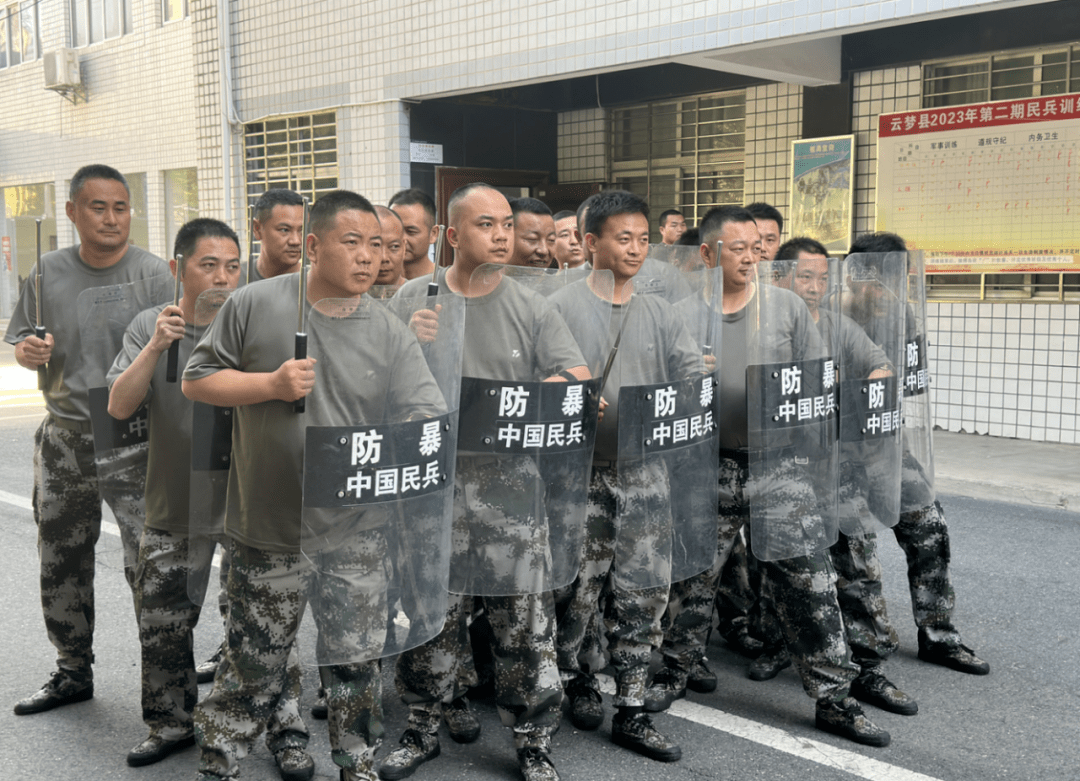 急时应急,战时应战,真枪实弹训练让吴铺民兵应急排的"兵味"浓起来